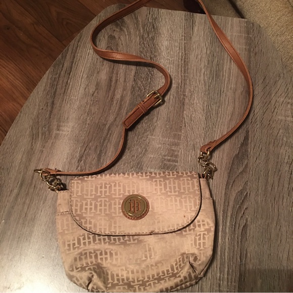 Tommy Hilfiger Handbags - Tommy Hilfiger tan purse